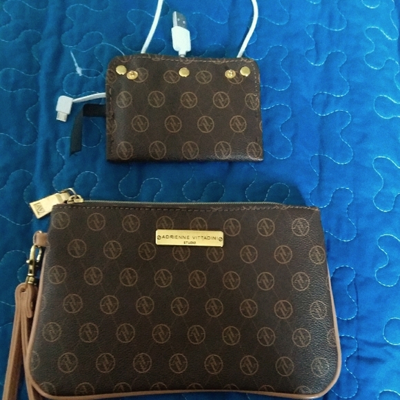 Adrienne Vittadini Handbags - NWOT ADRIENNE VITTADINI WRISTLET w/CHARGER
